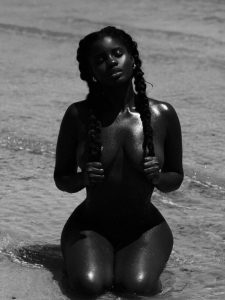 belle femme noire du 03 sans petite culotte