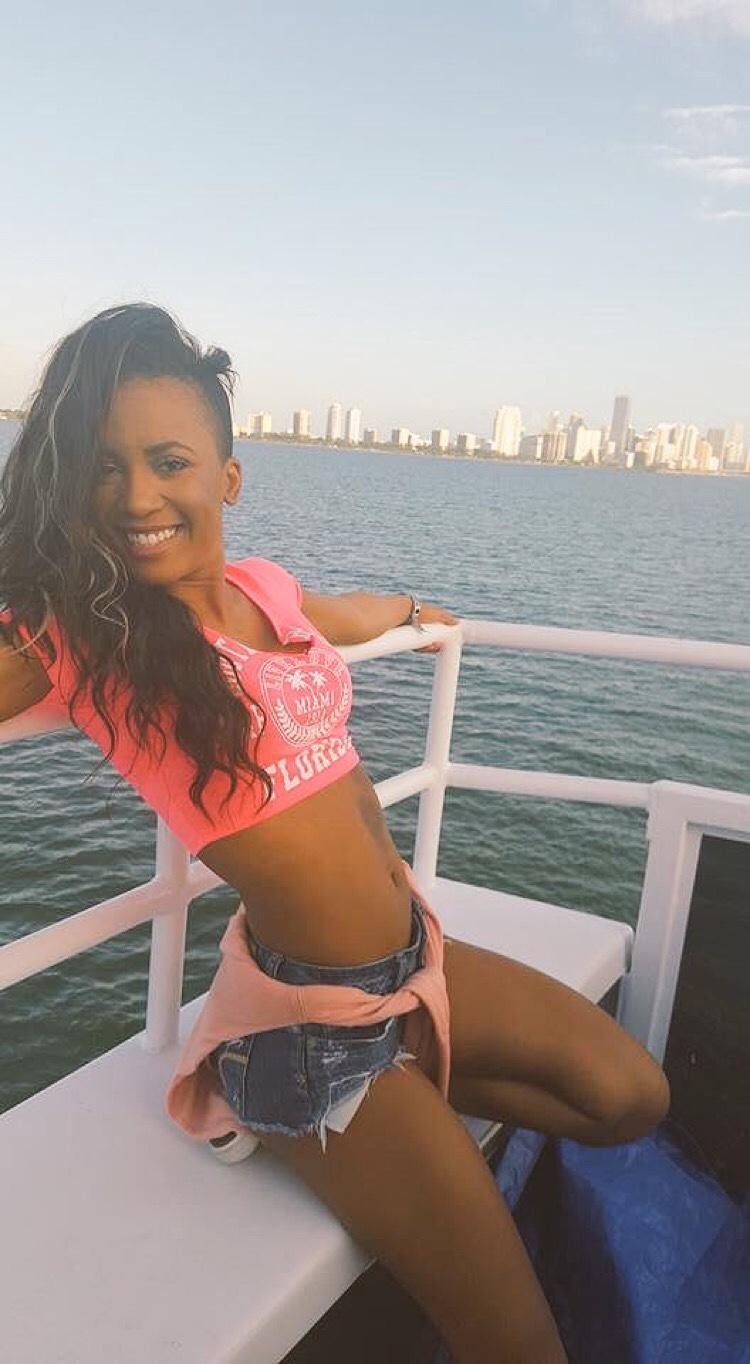 belle femme nu black du 25 aux belles fesses
