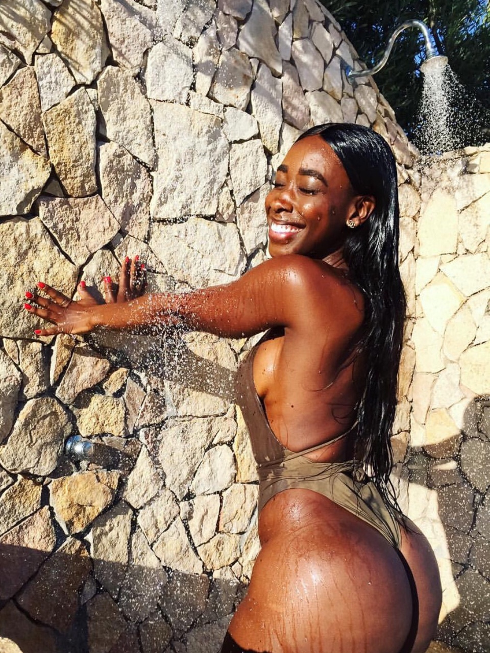 femme noire nue du 45 exhibe gros nichons