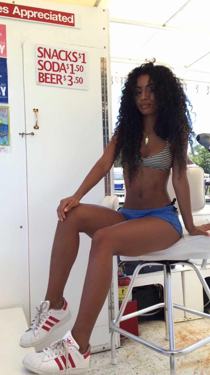 femme noire nue du 78 exhibe gros nichons