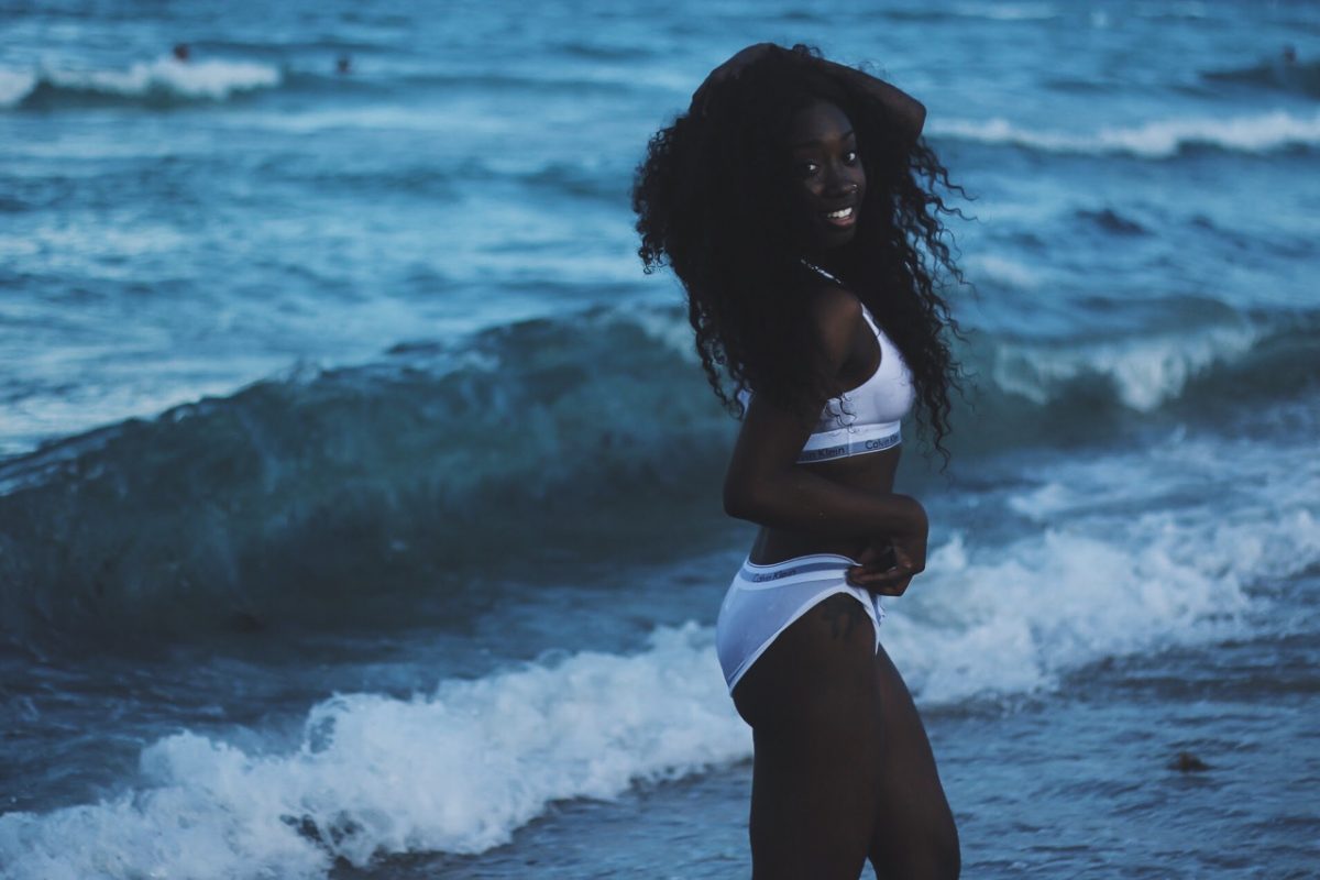 hot femme noire nue dans le 02 en photo